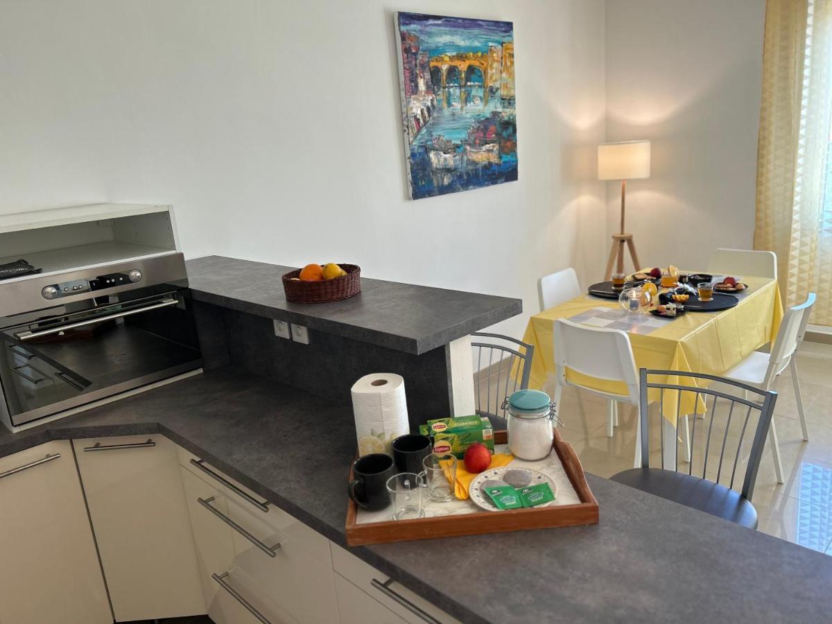 Celebre Vieux Port, Marseille Apartment Luaran gambar
