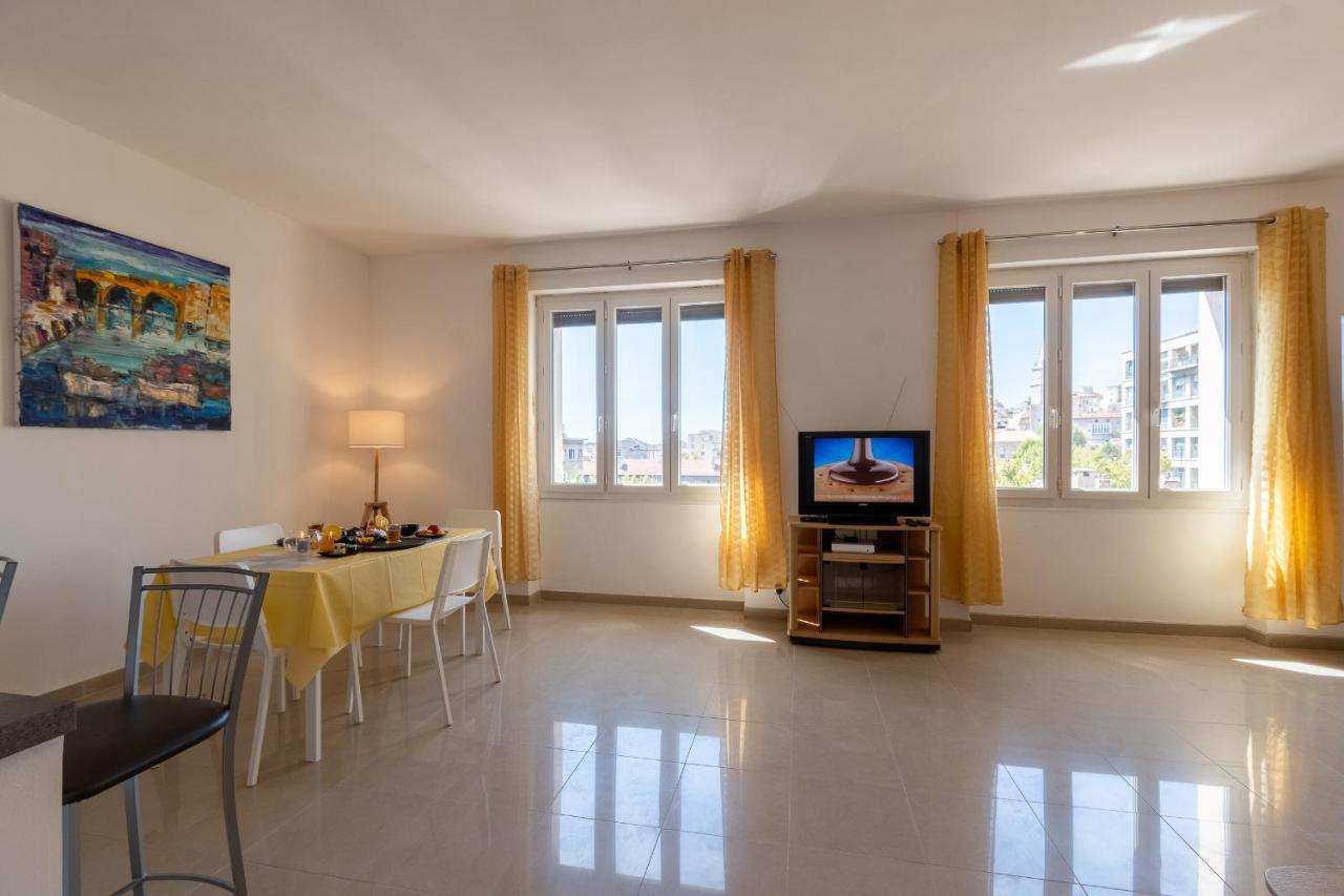 Celebre Vieux Port, Marseille Apartment Luaran gambar